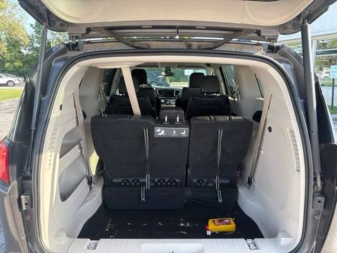 Used 2017 Chrysler Pacifica Touring-L w/ Tire & Wheel Group FWD image 8