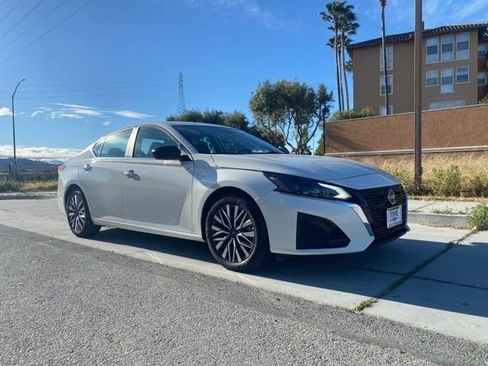 Used 2025 Nissan Altima 2.5 SV image 2