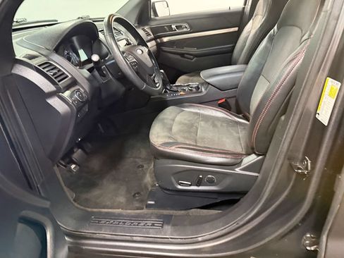 Used 2018 Ford Explorer XLT w/ Equipment Group 202A AWD/4WD image 58