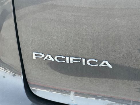 Used 2018 Chrysler Pacifica Touring Plus image 23