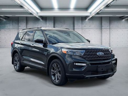 Used 2022 Ford Explorer XLT w/ Equipment Group 202A image 2
