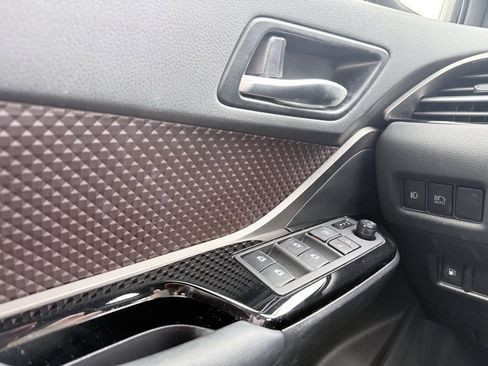 Used 2019 Toyota C-HR Limited image 11