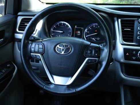 Used 2017 Toyota Highlander XLE image 28
