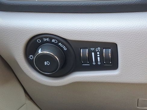 Certified 2024 Chrysler Pacifica Touring-L image 23