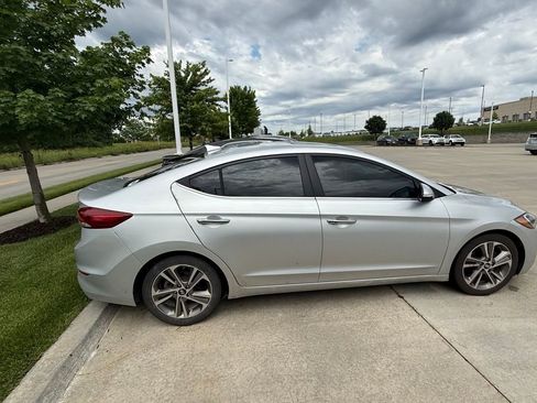 Used 2017 Hyundai Elantra Limited w/ Limited Tech Package 04 FWD image 7