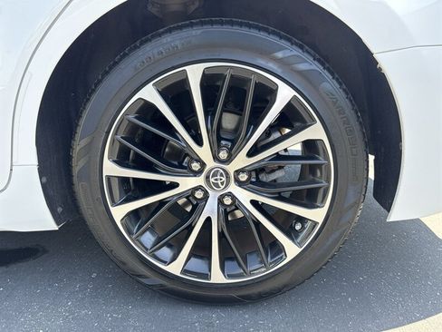 Used 2019 Toyota Camry SE w/ Convenience Package FWD image 17