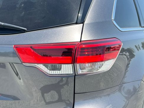 Used 2019 Toyota Highlander XLE FWD image 13