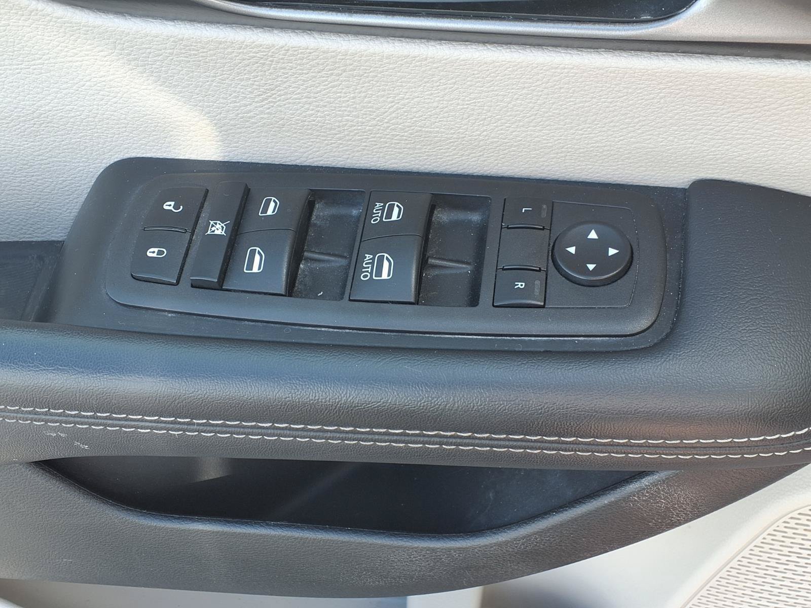 Used 2023 Chrysler Pacifica Touring-L FWD image 23