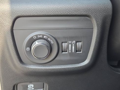 Used 2025 Jeep Grand Cherokee Laredo X RWD image 19
