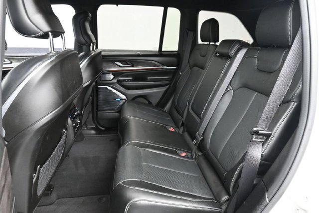 Used 2023 Jeep Grand Cherokee Overland w/ Luxury Tech Group IV AWD/4WD image 30