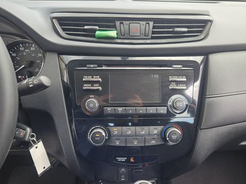 Used 2017 Nissan Rogue S FWD image 18