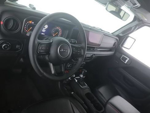 Used 2025 Jeep Wrangler Unlimited Rubicon AWD/4WD image 17