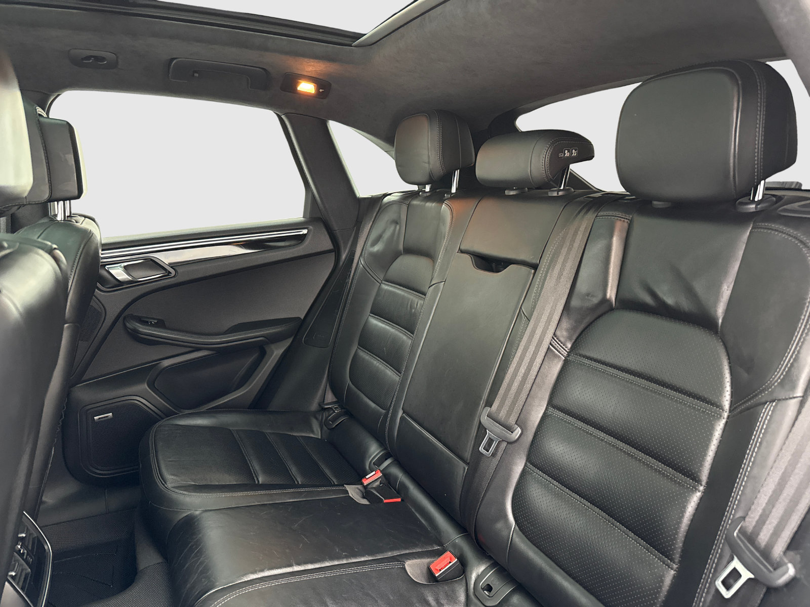 Used 2015 Porsche Macan Turbo AWD/4WD image 36