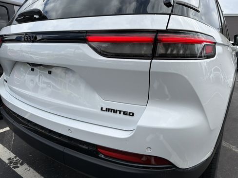 Certified 2023 Jeep Grand Cherokee Limited w/ Luxury Tech Group II AWD/4WD image 8