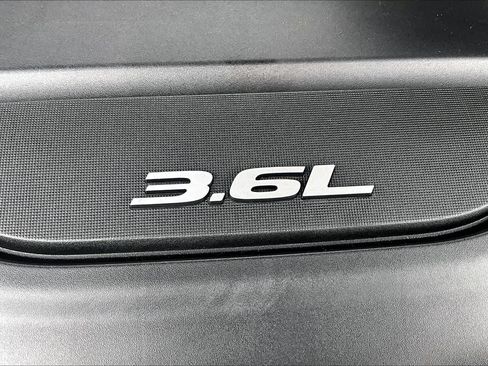 Used 2018 Chrysler Pacifica Limited w/ S Appearance Package FWD image 32