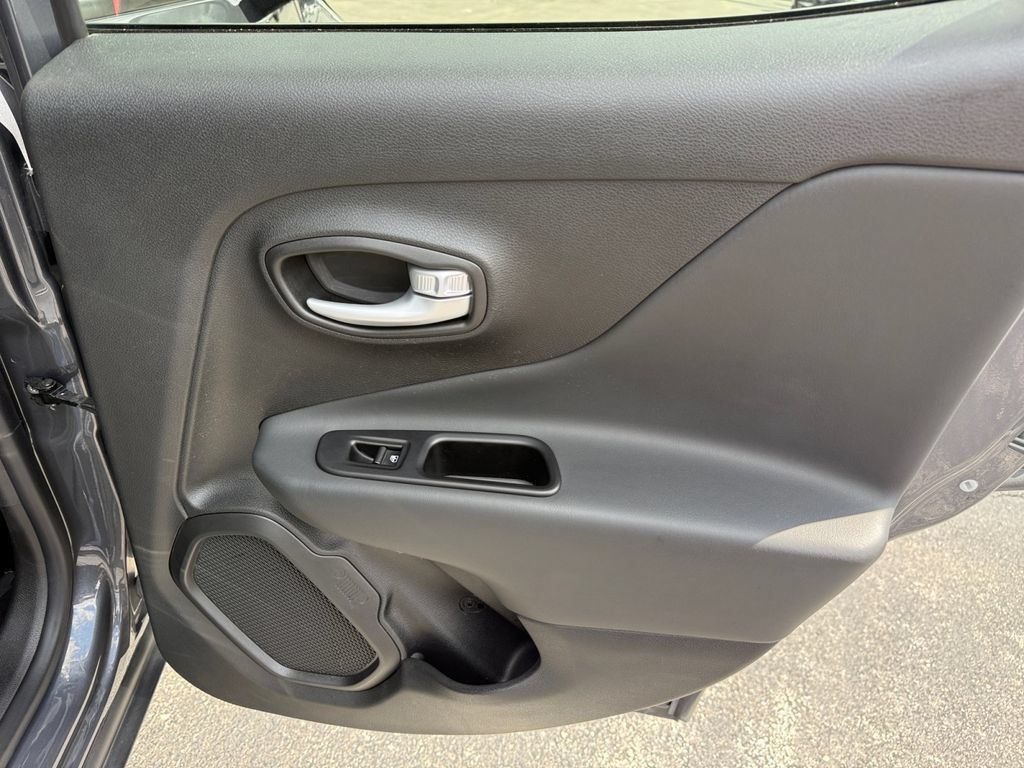 Used 2023 Jeep Renegade Latitude AWD/4WD image 20