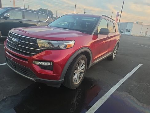 Used 2020 Ford Explorer XLT w/ Equipment Group 202A RWD image 2