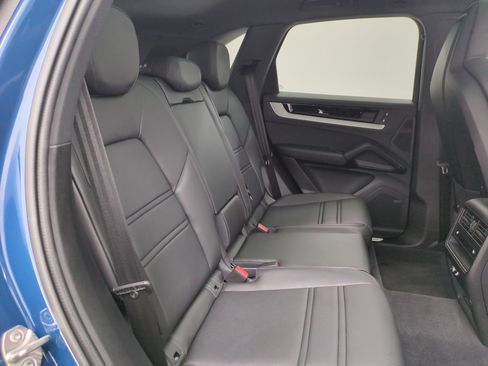 Certified 2025 Porsche Cayenne AWD/4WD image 24