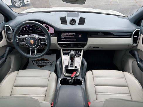Used 2023 Porsche Cayenne AWD/4WD image 7