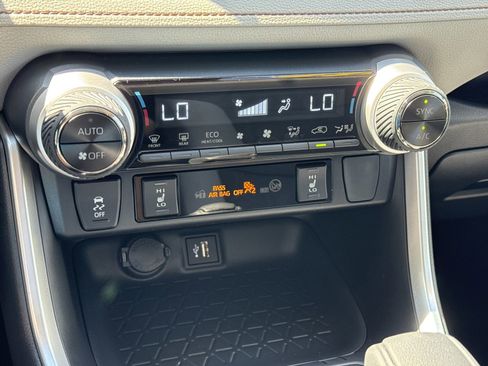 Used 2025 Toyota RAV4 XLE image 27