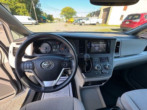 Used 2016 Toyota Sienna LE image 14