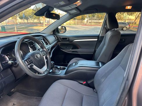 Used 2017 Toyota Highlander LE image 11