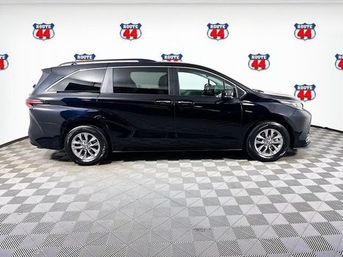 Used 2024 Toyota Sienna XLE FWD image 24