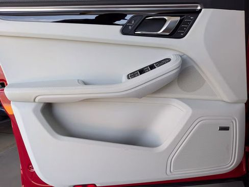 Certified 2025 Porsche Macan AWD/4WD image 14
