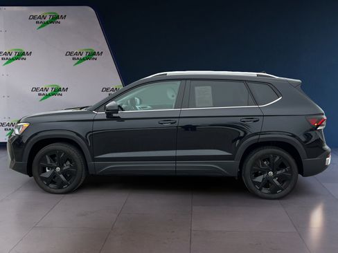 Certified 2025 Volkswagen Taos SE image 4