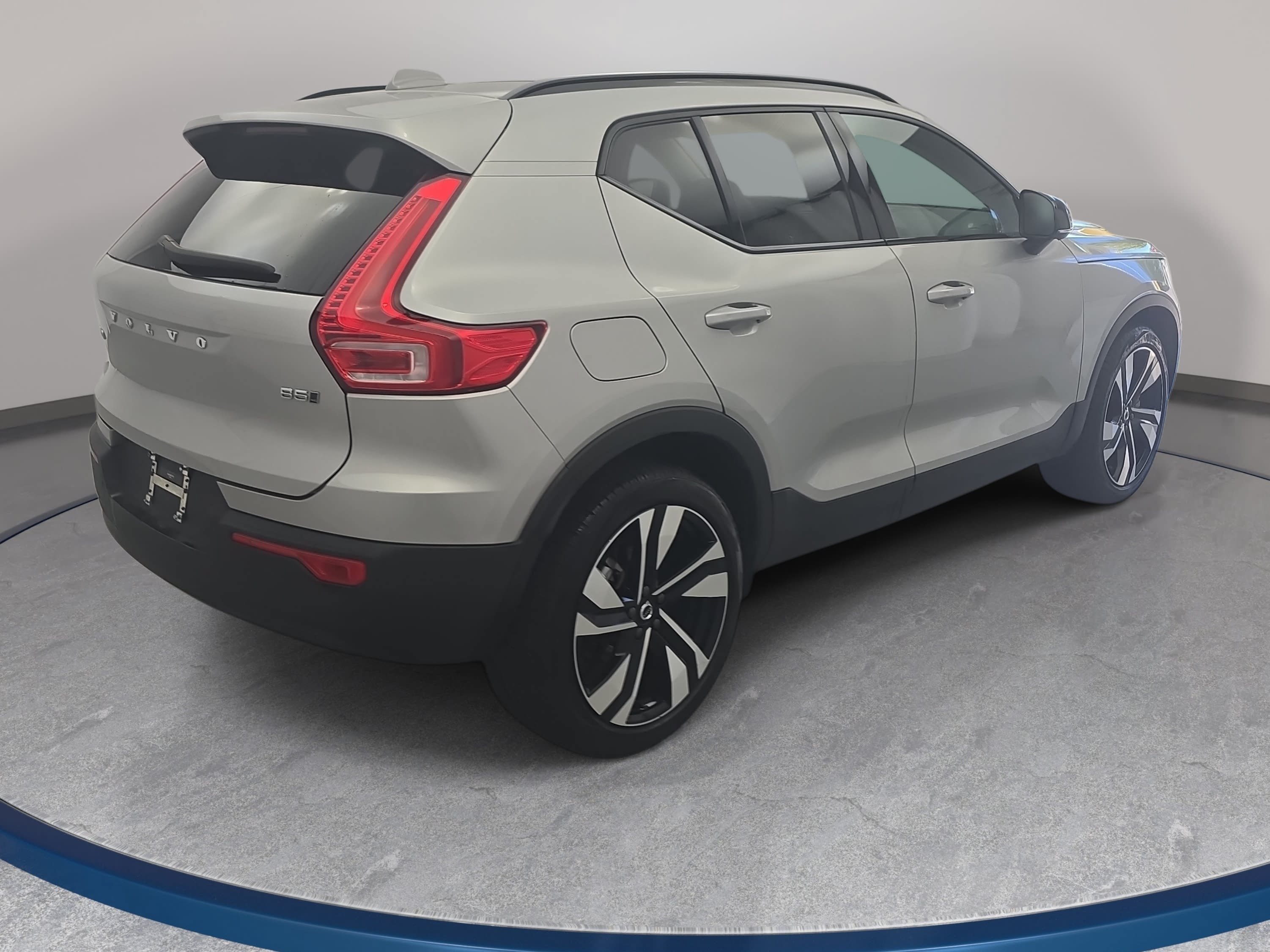 Used 2025 Volvo XC40 B5 Plus AWD/4WD image 5