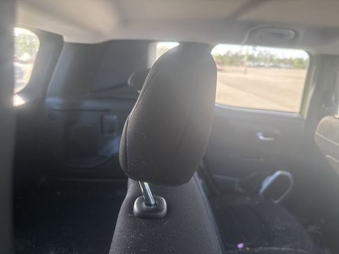 Used 2018 Jeep Renegade Latitude w/ Popular Equipment Group image 15