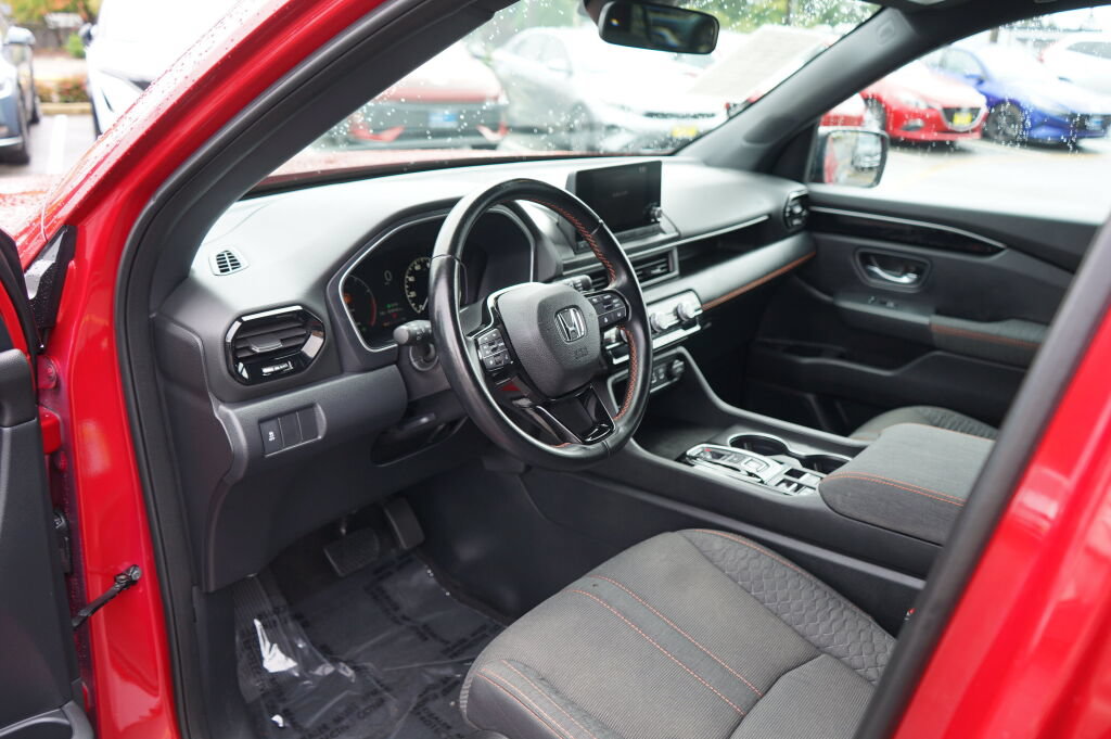Used 2025 Honda Pilot Sport image 13