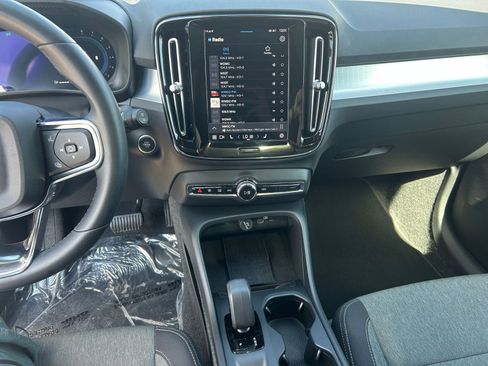 Used 2024 Volvo XC40 B5 Core image 18
