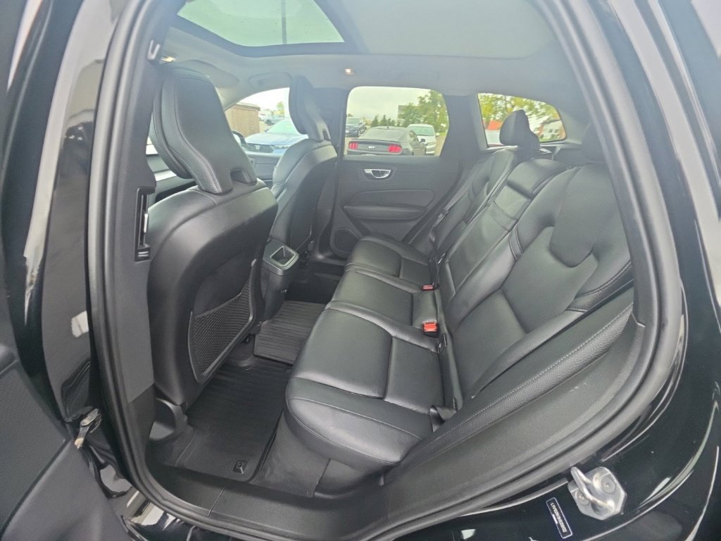 Used 2019 Volvo XC60 T5 Momentum w/ Multimedia Package AWD/4WD image 27