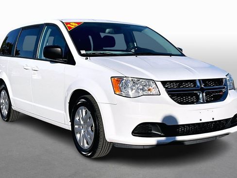 Used 2018 Dodge Grand Caravan SE w/ UConnect Hands-Free Group image 10
