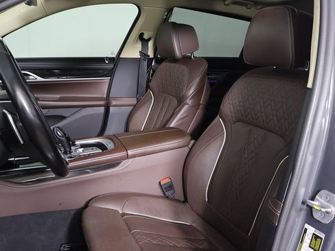 Used 2021 BMW 740i xDrive w/ Premium Package image 32