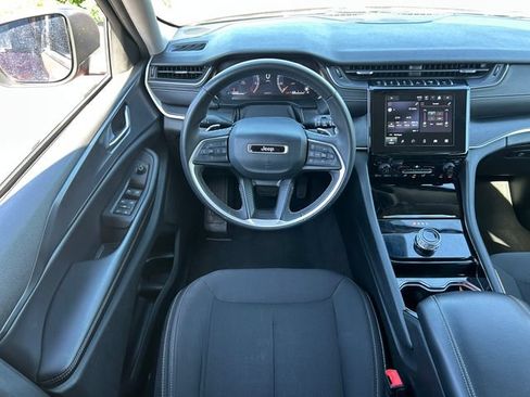 Used 2023 Jeep Grand Cherokee Laredo AWD/4WD image 28