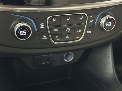 Used 2022 Chevrolet Traverse LS image 18