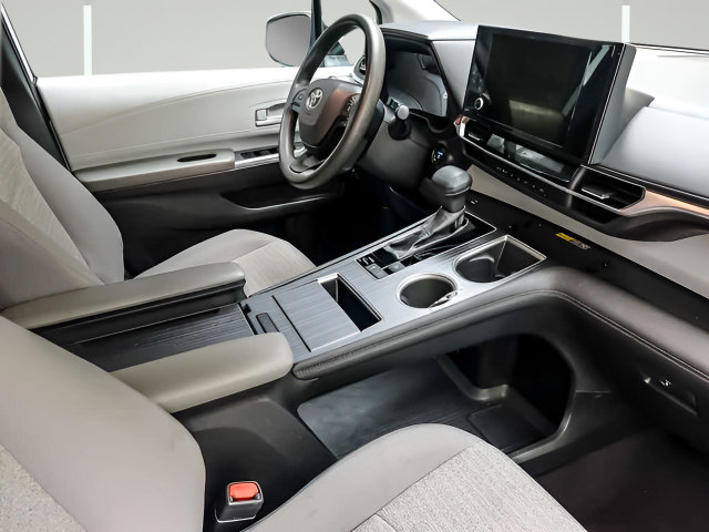 Certified 2025 Toyota Sienna LE FWD image 26