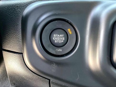Used 2018 Jeep Wrangler Unlimited Sahara AWD/4WD image 32