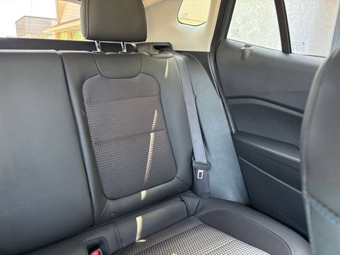 Used 2025 Chevrolet Trax LT FWD image 37