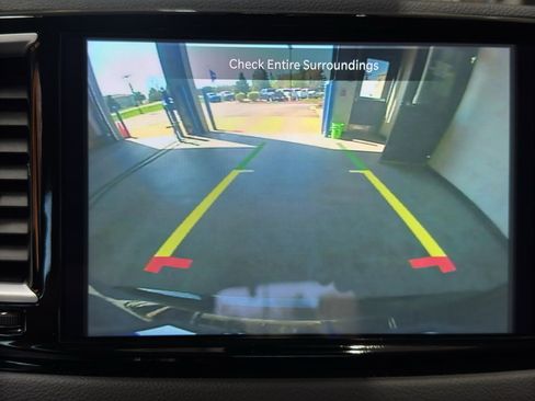 Used 2023 Chrysler Pacifica Touring-L image 31