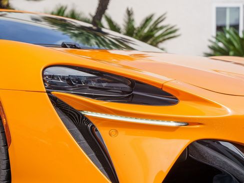 Used 2025 McLaren Artura image 6