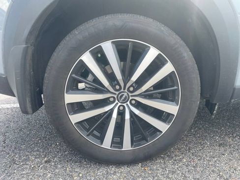 Used 2025 Nissan Pathfinder Platinum FWD image 3