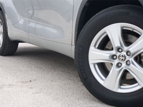 Used 2023 Toyota Highlander LE AWD/4WD image 2