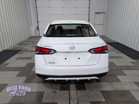 Used 2025 Nissan Versa SV image 3