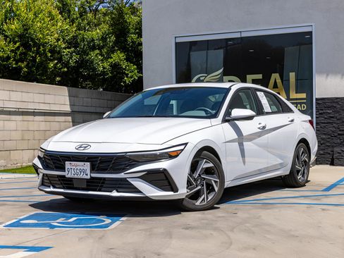 Used 2025 Hyundai Elantra SEL FWD image 6