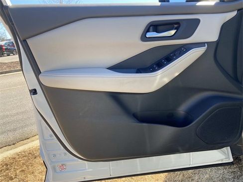 Used 2024 Nissan Rogue SV image 18