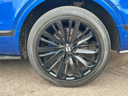Used 2017 Bentley Bentayga image 11