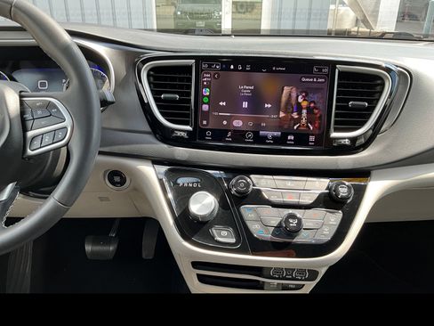 Used 2022 Chrysler Pacifica Touring-L FWD image 4